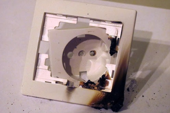 Почему розетка плавится