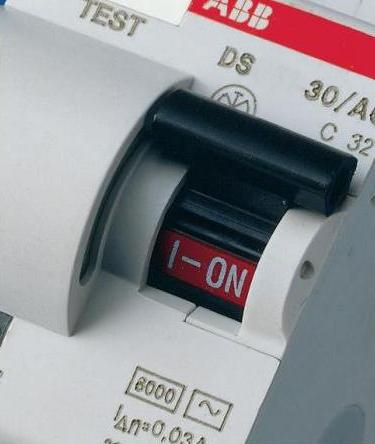 Внешние и функциональные отличия дифференциального автомата от УЗО