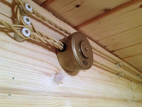 Некоторые нюансы монтажа электропроводки в деревянных зданиях