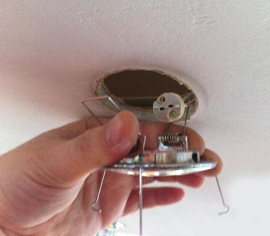 Монтаж потолочных точечных светильников