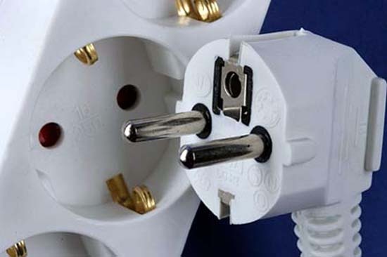 Почему искрятся розетки и что с этим делать 