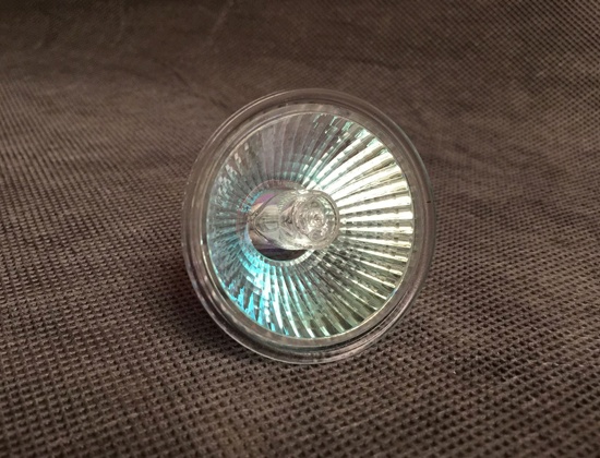 Рефлекторные источники галогенного освещения MR16 под патрон GU5.3 и GU10 для акцентной подсветки
