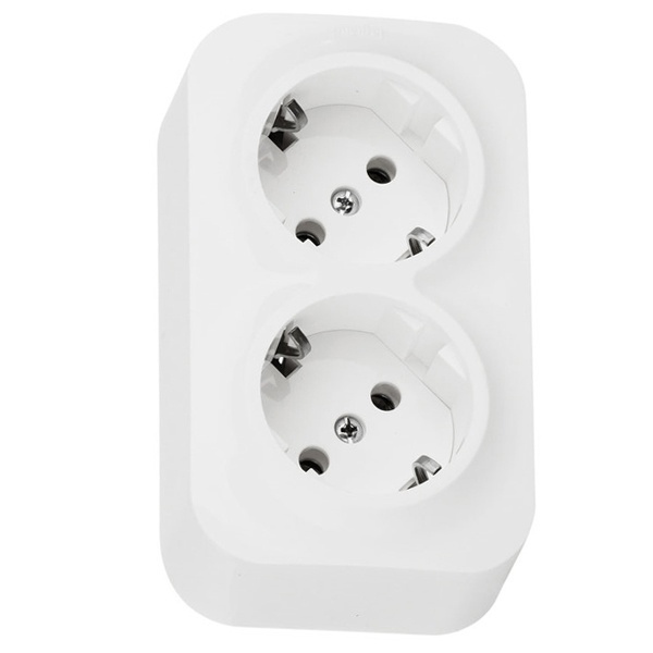 Накладная розетка двойная Legrand Quteo с заземлением со шторками белая