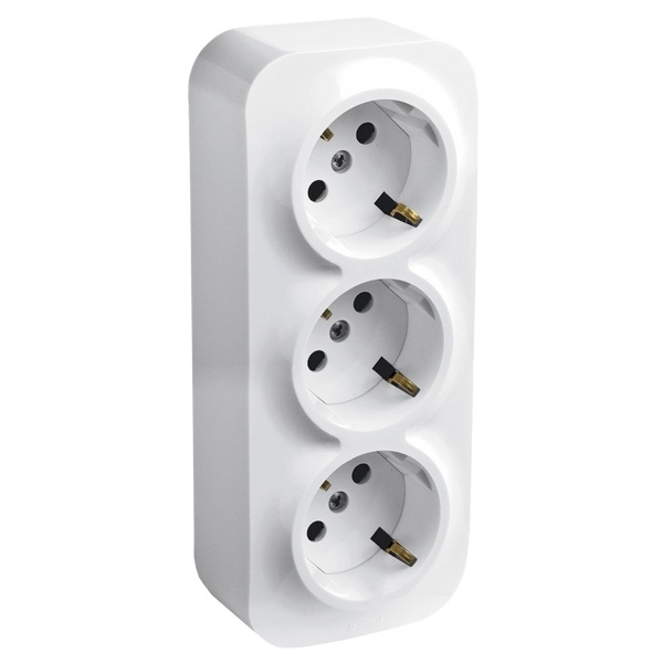 Накладная розетка тройная Legrand Quteo с заземлением со шторками белая