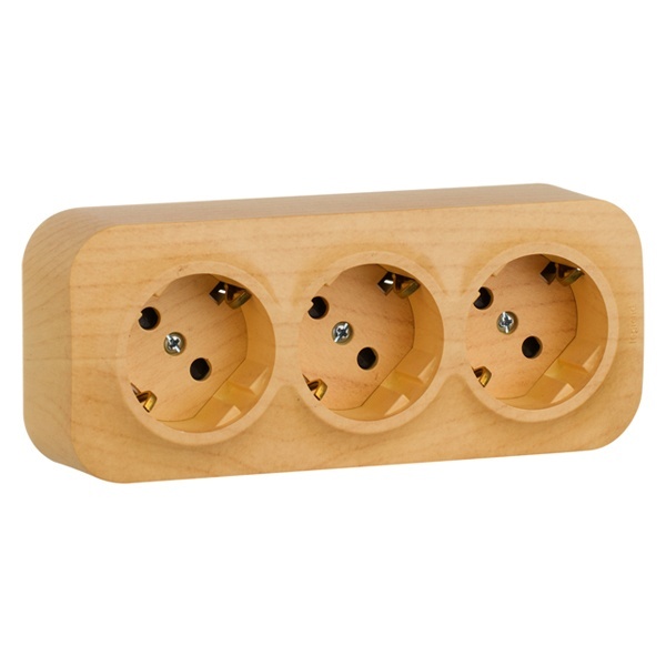 Накладная розетка тройная Legrand Quteo с заземлением со шторками дерево