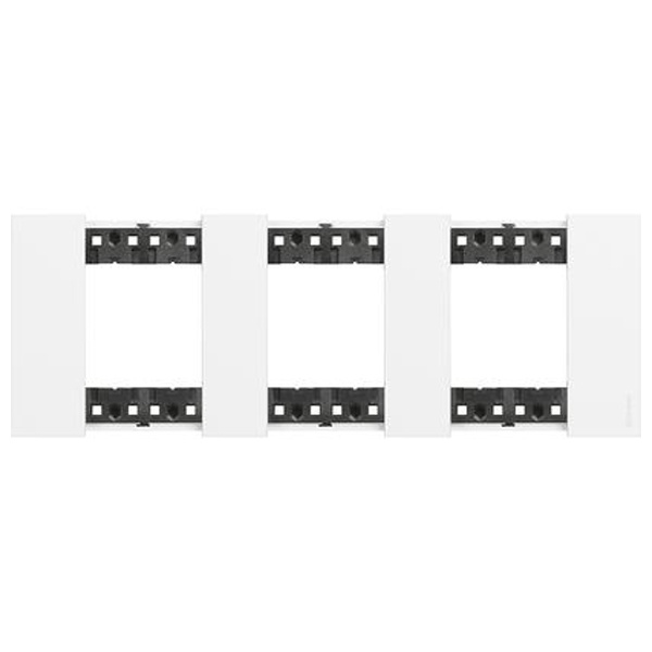 Рамка 3 поста (2+2+2 модуля) пластик BTicino Living Now белый