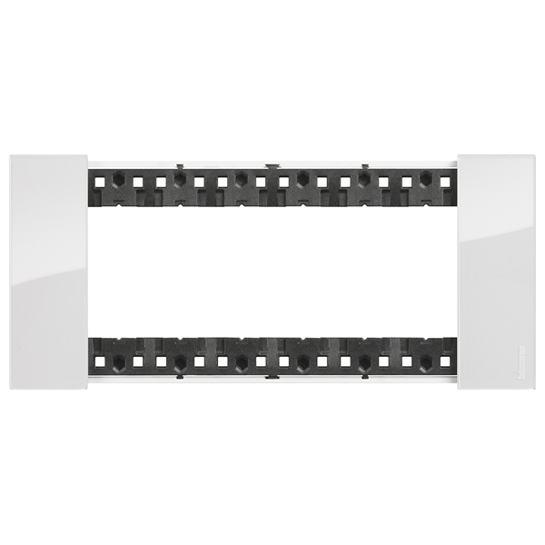 Рамка 6 модуля пластик BTicino Living Now цвет Лед