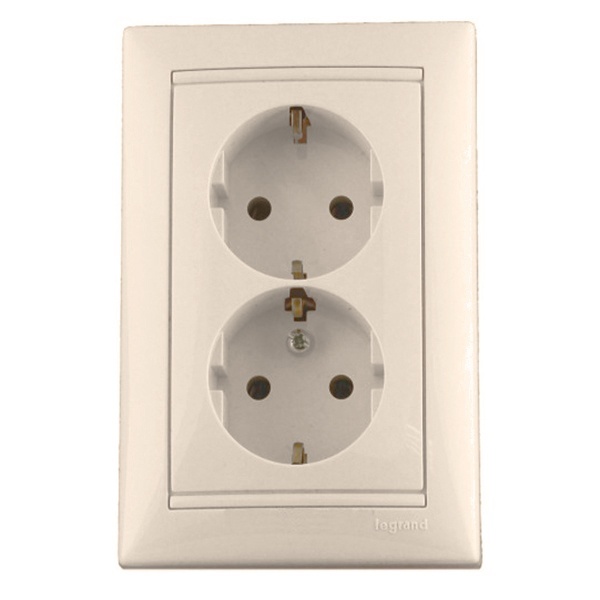 Розетка двойная Legrand Valena с заземлением со шторками слоновая кость (774371 в упаковке) (бежевый)