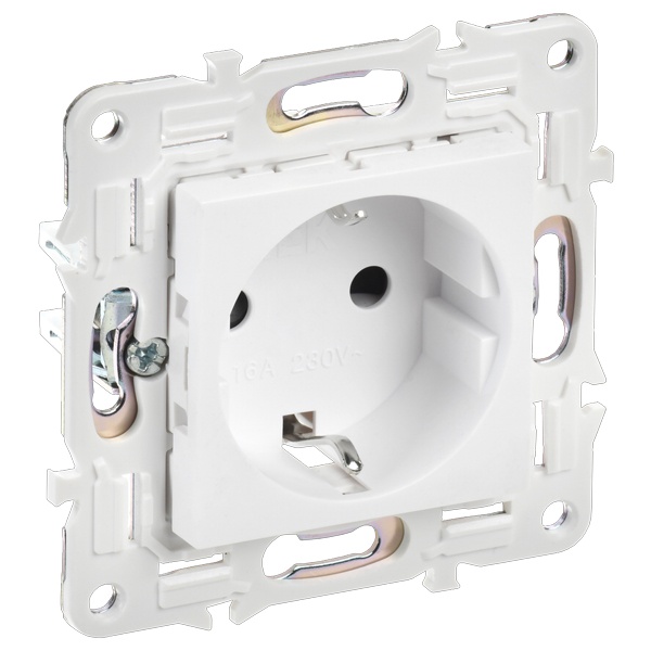 Розетка с заземлением ИЭК SKANDY SK-R06W 16А шторки автозажим арктический белый