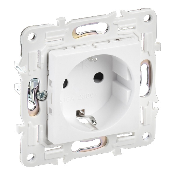 Розетка с заземлением ИЭК SKANDY SK-R04W 16А шторки арктический белый