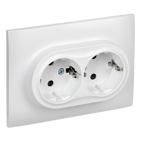 Розетка 2-я с заземлением в сборе ИЭК SKANDY SK-R07W 16А шторки арктический белый