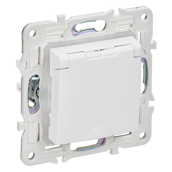 Розетка с заземлением ИЭК SKANDY SK-R11W 16А шторки крышка IP44 арктический белый