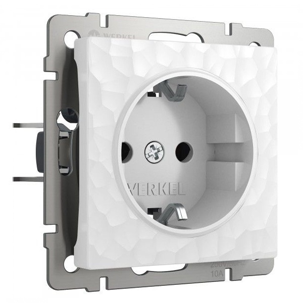 Розетка с заземлением и шторками Werkel Hammer белый