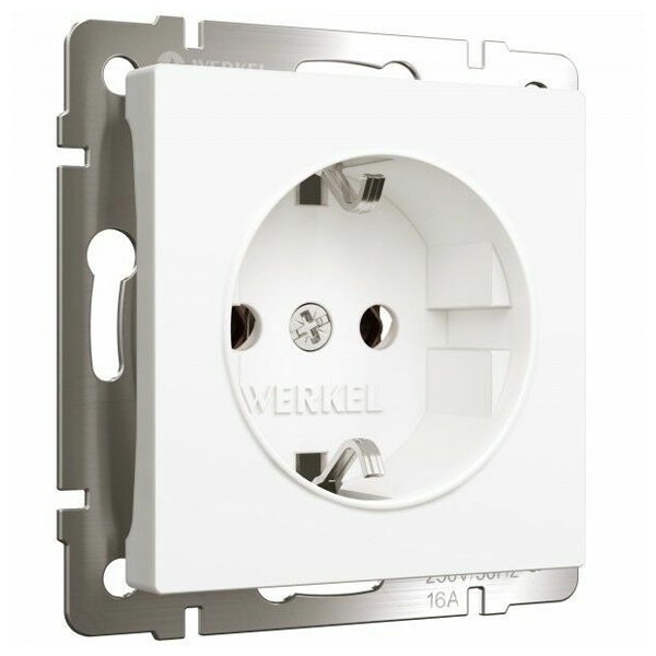 Розетка с заземлением и шторками Werkel белый матовый