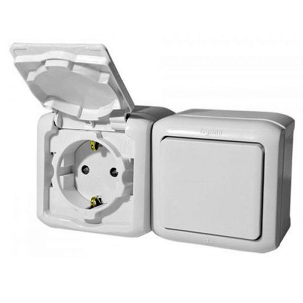 Розетка + выключатель Legrand Quteo с заземлением со шторками IP44 белая