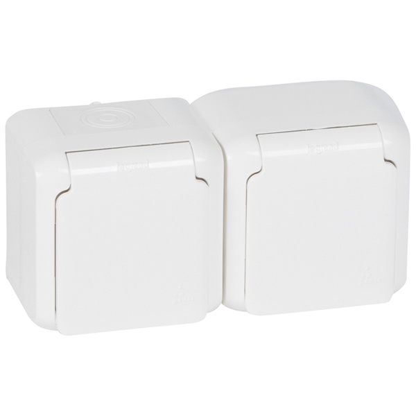 Розетка двойная Legrand Quteo с заземлением со шторками IP44 белая