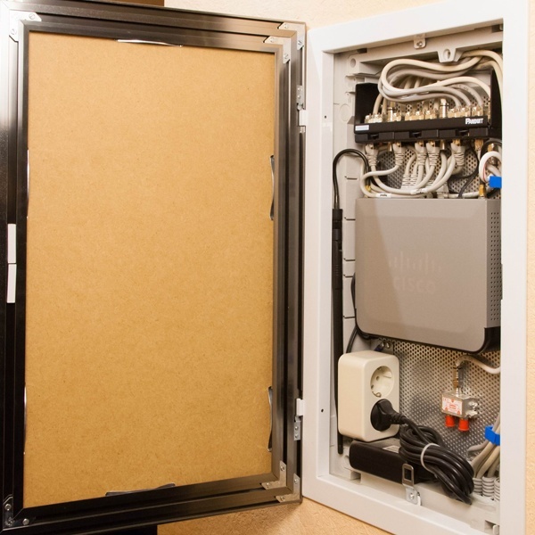 Мультимедийный электрощит скрытого монтажа с дверью с вентиляционными отверстиями и радиопрозрачной вставкой (Wi-Fi) АББ UK636MW, трехрядный, IP31, патч панель 12 М, двойная розетка