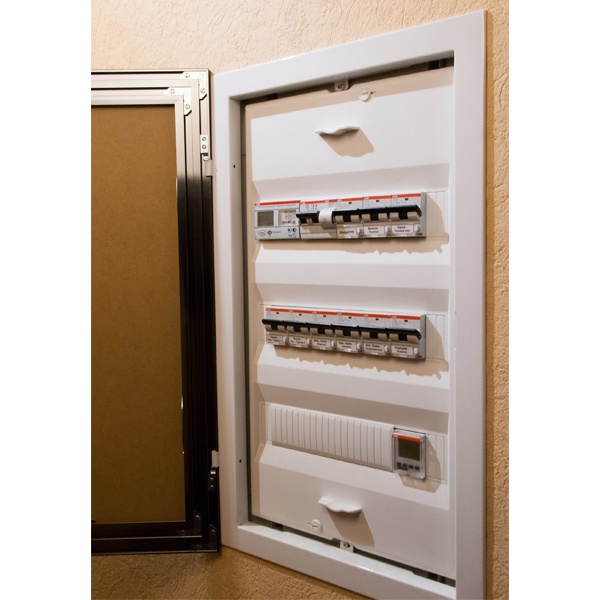 Распределительный встраиваемый щит АББ UK630P3RU, трехрядный на 36 модулей, IP30, с дверью и самозажимными клеммами N/PE