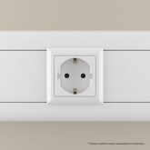 Розетка DKC Avanti модульная 2P+E со шторками белое облако