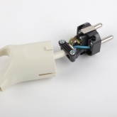 Вилка с заземлением ЭРА V3 2P+E 16А угловая белая