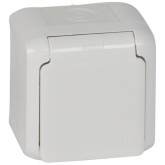 Розетка Legrand Quteo с заземлением со шторками IP44 белая