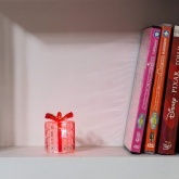 Фигура светодиодная на подставке Новогодний подарок 1LED RGB 6.5см Питание от 3 LR44 (в комплекте)