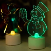 Фигура светодиодная на подставке Снеговик с подарком 2D 1LED RGB 10см Питание от 3 AG13(LR44)