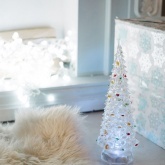 Акриловая светодиодная фигура на подставке Елочка средняя, 1LED RGB 20см, питание от 3 AG13 (в компл