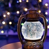 Декоративный фонарь с эффектом снегопада и подсветкой Снеговики, белый