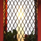 Декоративный фонарь со свечкой, красный корпус, размер 13.5х13.5х30,5 см, цвет теплый белый