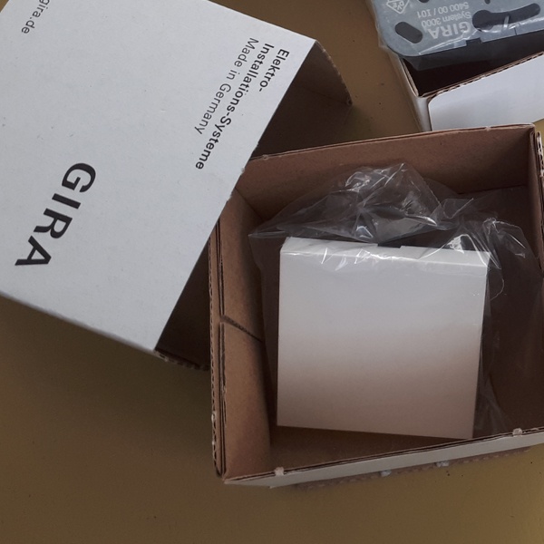 Элемент управления Gira System 3000 механизмом жалюзи/диммер, цвет белый глянцевый