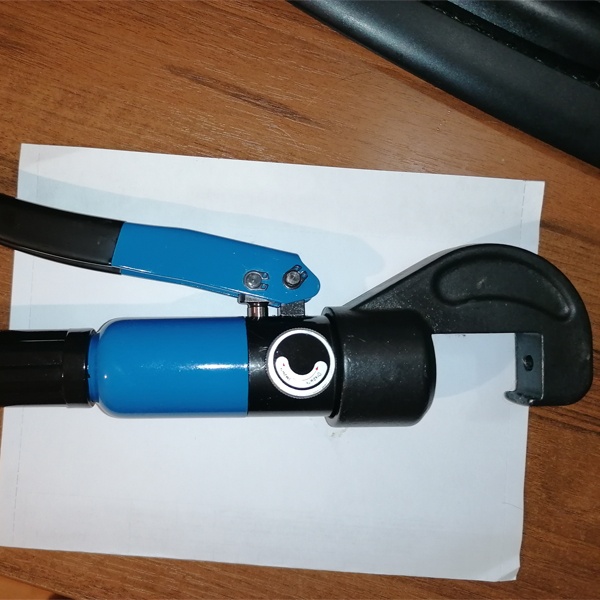 Гидравлический пресс ПГР-70 КВТ для опрессовки медных наконечников с сечением от 4 мм2 до 70 мм2 и алюминиевых наконечников с сечением от 10 мм2 до 70 мм2.