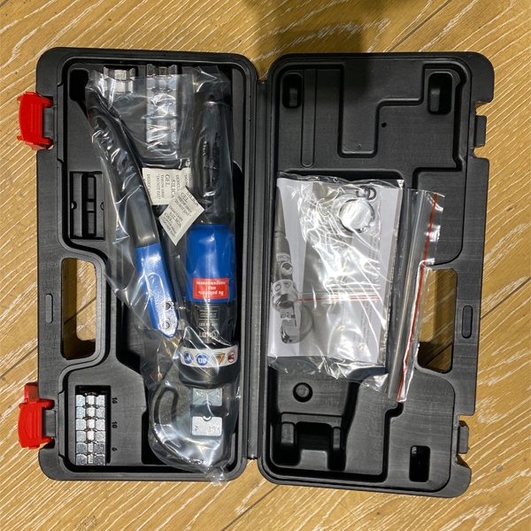 Гидравлический пресс ПГР-70 КВТ для опрессовки медных наконечников с сечением от 4 мм2 до 70 мм2 и алюминиевых наконечников с сечением от 10 мм2 до 70 мм2.