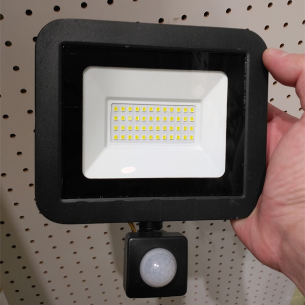 Прожектор светодиодный, влагозащищенный с датчиком движения в алюминиевом корпусе, мощностью 50 Ватт, холодный дневной свет