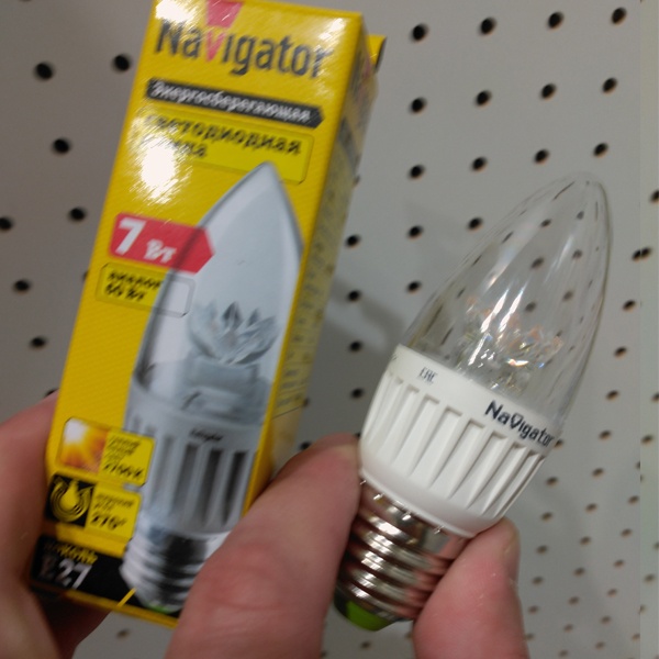 Светодиодная лампочка свеча Навигатор, мощностью 7 Ватт, с цоколем E27, теплый свет, прозрачная колба