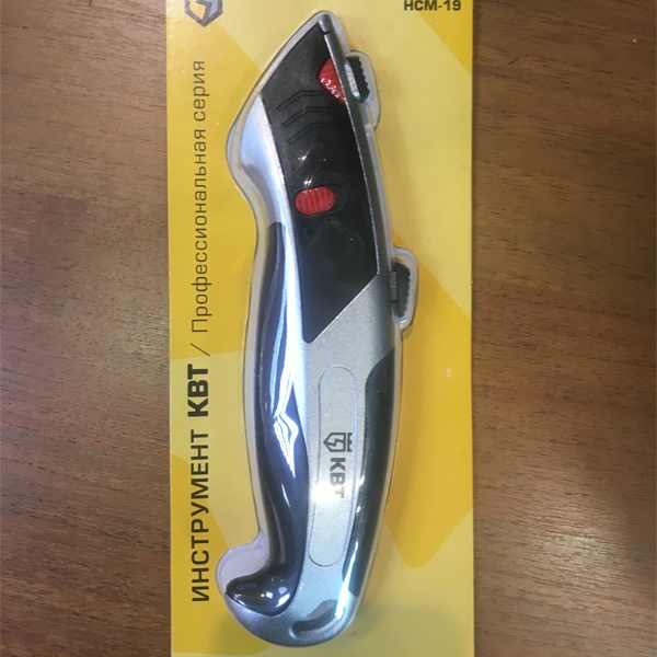 Нож строительный монтажный КВТ НСМ-19 со сменными лезвиями для резки бумаги, картона, пластика, резины