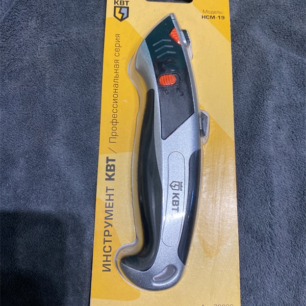 Нож строительный монтажный КВТ НСМ-19 со сменными лезвиями для резки бумаги, картона, пластика, резины