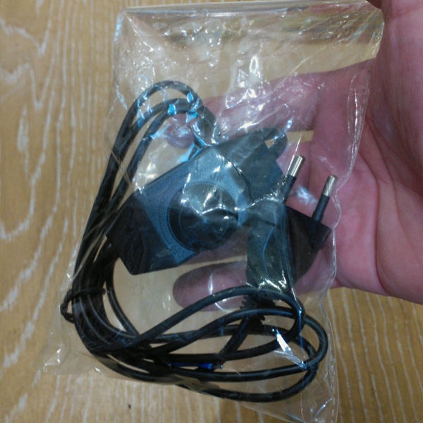 Сетевой шнур длиной 1,7 метра сечением 2x0,5мм2, с вилкой и диммируемым выключателем, с максимальной нагрузкой 500 Вт, черного цвета