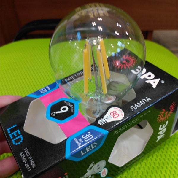 Филаментная лампочка груша с нитевидными светодиодами мощностью 9 Вт с цоколем E27 нейтральный белый свет прозрачная колба