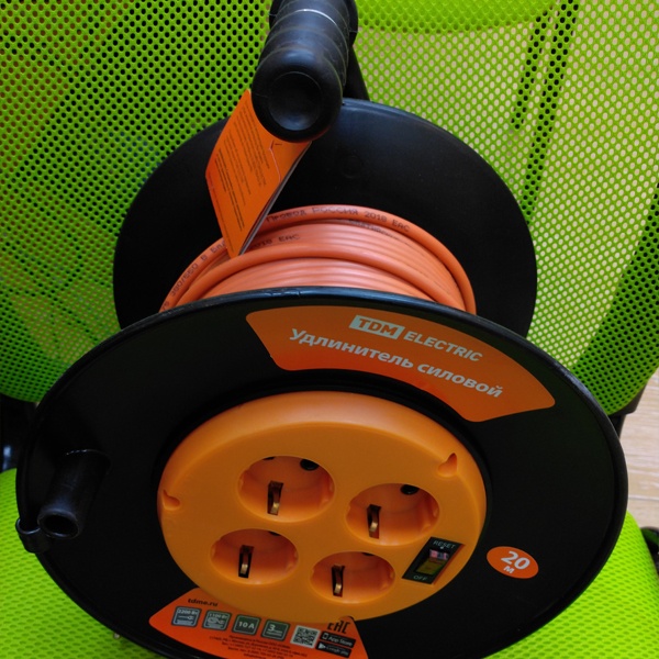 Сетевой удлинитель на пластиковой катушке ТДМ, 4 розетки, трехжильный провод сечением 0,75мм2, длина провода 20 метров