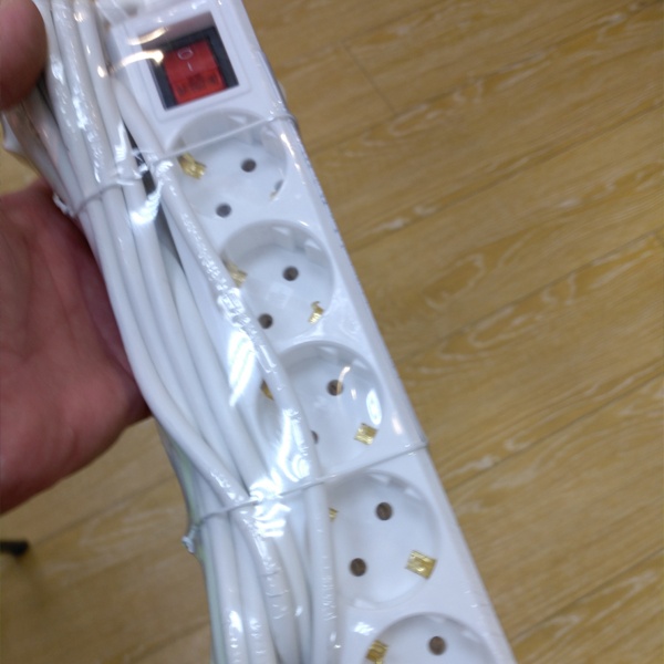 Бытовой удлинитель с выключателем на пять розеток с заземлением, длина 5 метров