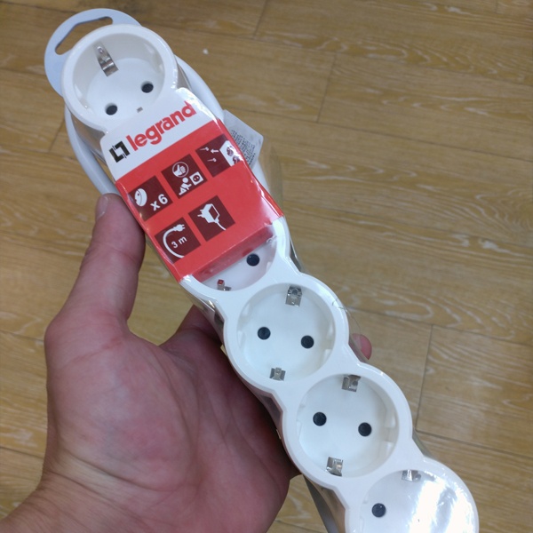 Удлинитель серии «Стандарт» (695017) Легранд на 6 розеток с кабелем 3 метра