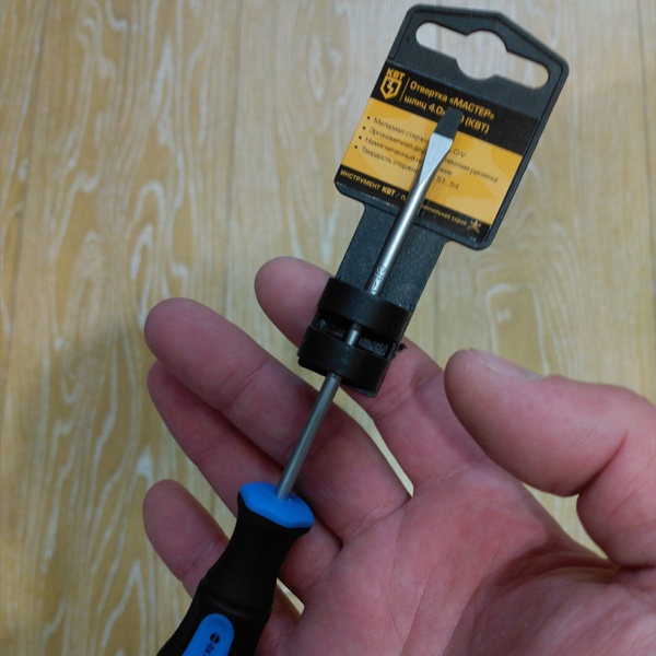 Слесарно-монтажная отвертка серии Мастер шлиц 4*100 мм