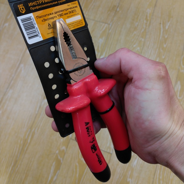 Изолированные плоскогубцы КВТ Эксперт 180 мм, для работы под напряжением до 1000 В