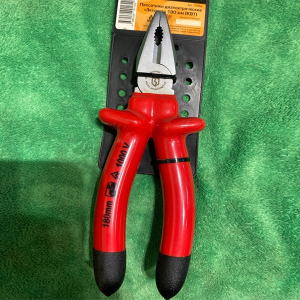 Изолированные плоскогубцы КВТ Эксперт 180 мм, для работы под напряжением до 1000 В