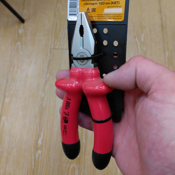 Изолированные плоскогубцы КВТ Эксперт 160 мм, для работы под напряжением до 1000 В