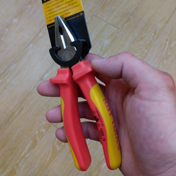 Изолированные плоскогубцы КВТ Профи 160 мм, для работы под напряжением до 1000 В