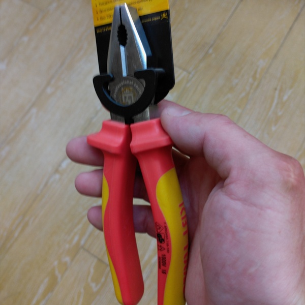 Изолированные плоскогубцы КВТ Профи 180 мм, для работы под напряжением до 1000 В