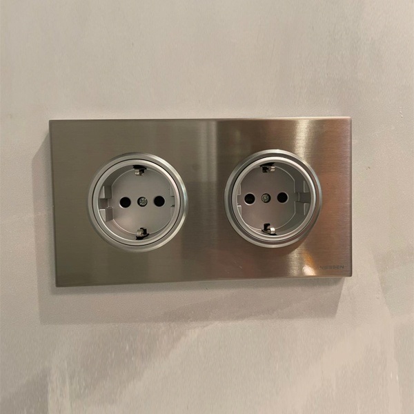 Декоративная круглая накладка для силовой розетки SCHUKO с плоской поверхностью