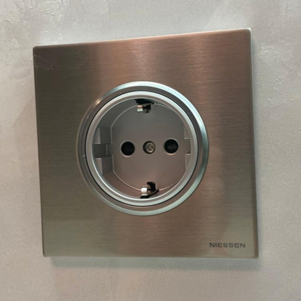 Декоративная 1-постовая рамка для выключателей и розеток